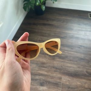 Fashionable sun glasses